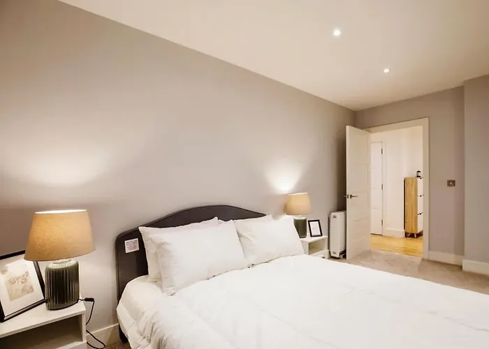 Modern 2Br London Flat Style And Comfort Combined